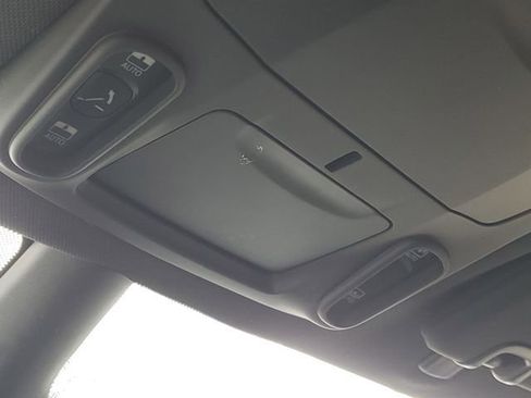 Used 2025 Chrysler Pacifica Limited image 27