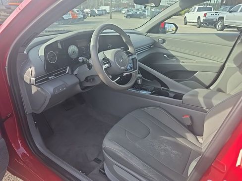 Used 2023 Hyundai Elantra SEL w/ Convenience Package image 12