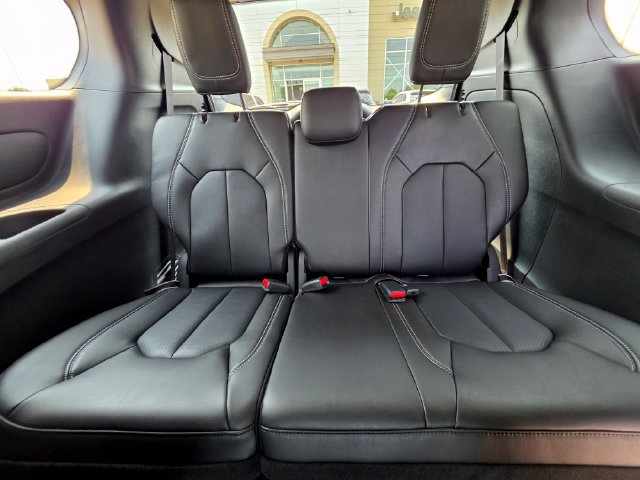 New 2027 Chrysler Pacifica Select AWD/4WD image 15