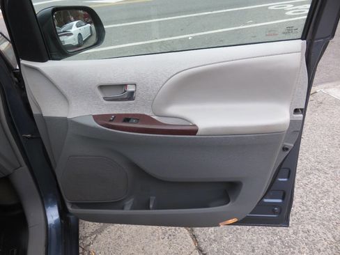 Used 2014 Toyota Sienna XLE image 31