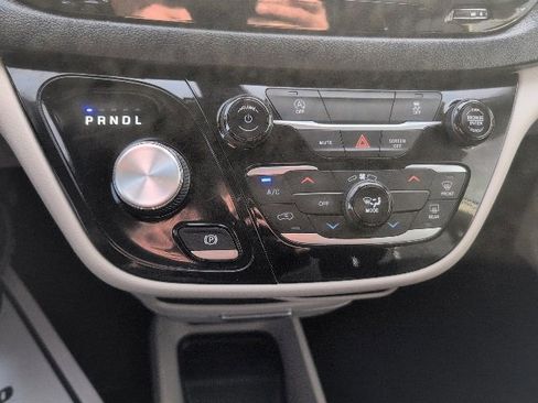 Used 2021 Chrysler Voyager L image 25