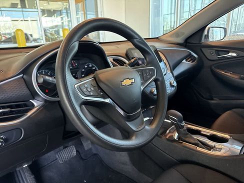 Used 2025 Chevrolet Malibu LT image 2