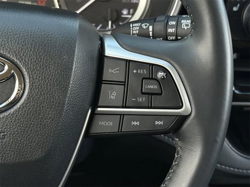 Used 2024 Toyota Highlander XLE image 14