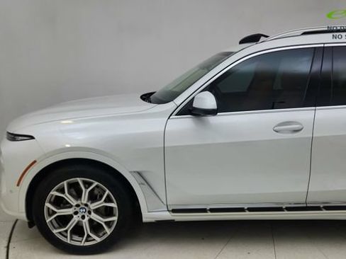 Used 2024 BMW X7 xDrive40i w/ Premium Package AWD/4WD image 4