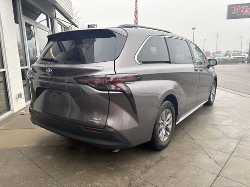 Used 2024 Toyota Sienna XLE image 9
