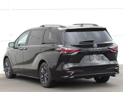 Used 2025 Toyota Sienna XSE AWD/4WD image 5