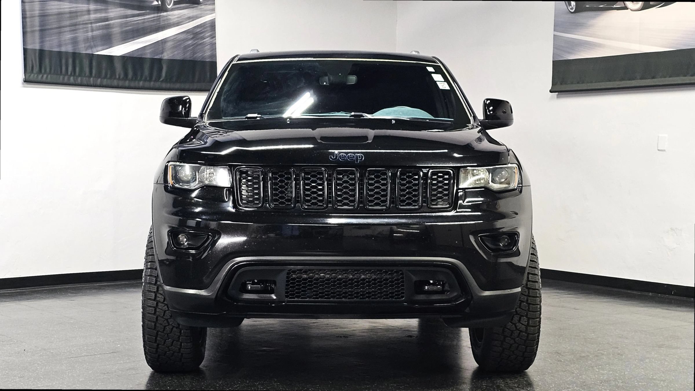 Used 2018 Jeep Grand Cherokee Laredo AWD/4WD image 8