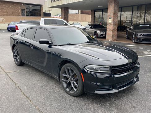 Used 2019 Dodge Charger SXT image 2