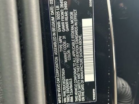 Used 2025 Volvo XC40 B5 Plus image 28