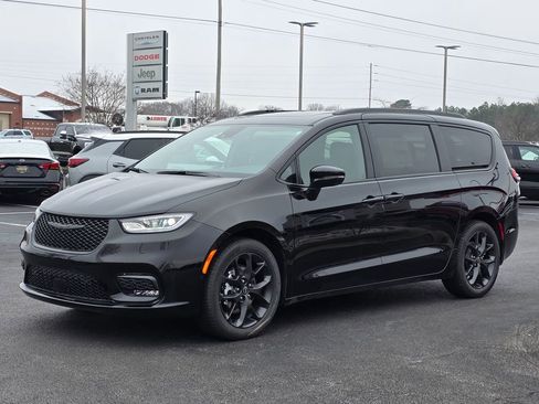 New 2026 Chrysler Pacifica Limited w/ S Appearance Package image 2