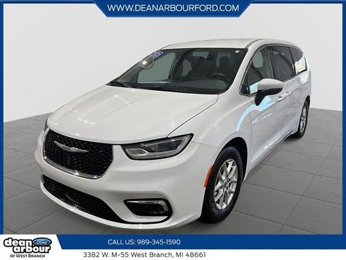 Used 2023 Chrysler Pacifica Touring-L FWD image 1