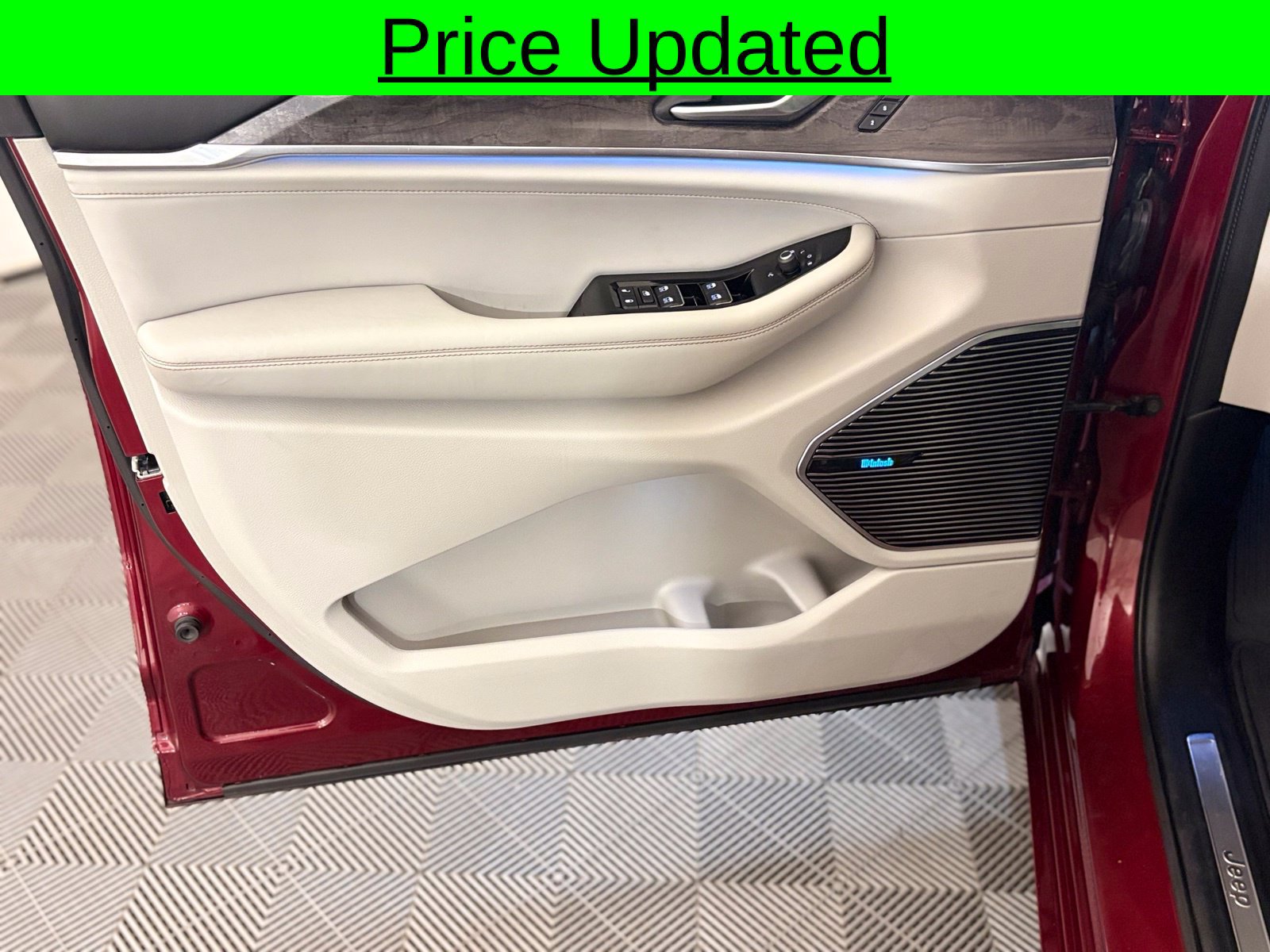 Used 2021 Jeep Grand Cherokee L Overland w/ Luxury Tech Group IV AWD/4WD image 2