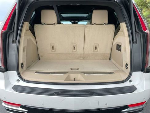 Used 2022 Cadillac Escalade Premium Luxury image 16