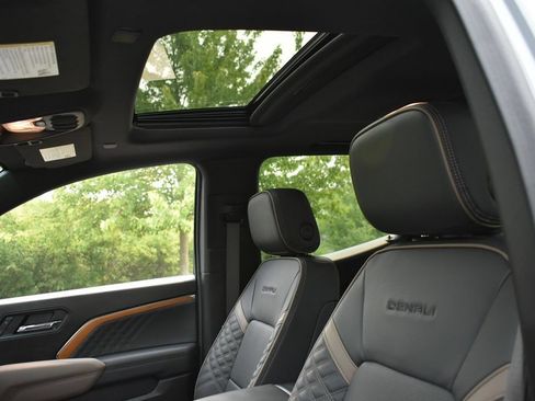 Used 2024 GMC Canyon Denali AWD/4WD image 16
