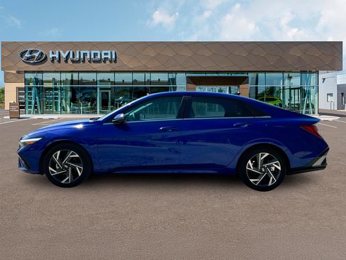 New 2025 Hyundai Elantra Limited FWD image 3