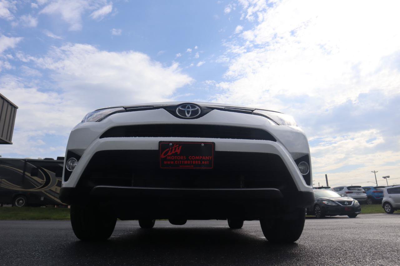 Used 2017 Toyota RAV4 XLE AWD/4WD image 5