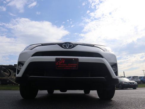 Used 2017 Toyota RAV4 XLE AWD/4WD image 5