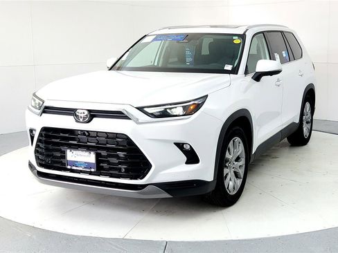 New 2025 Toyota Grand Highlander FWD image 2