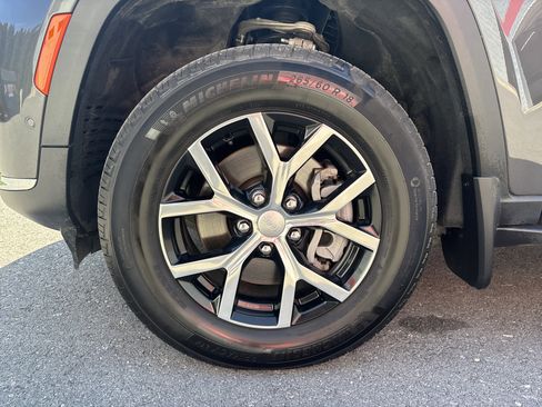 Used 2025 Jeep Grand Cherokee L Limited w/ Luxury Tech Group II image 11