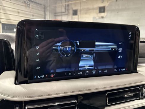 Used 2025 Lincoln Aviator 2WD w/ Jet Appearance Package image 17