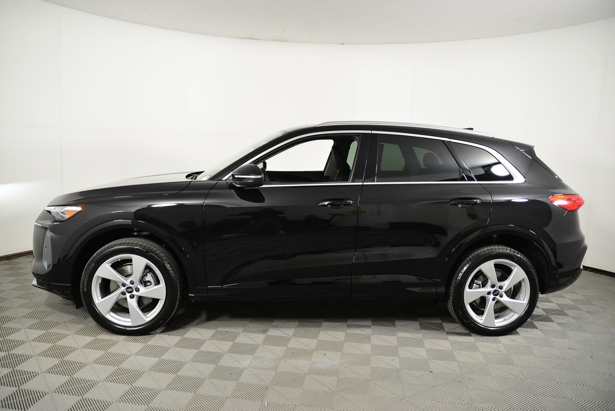 New 2025 Audi Q5 Premium Plus w/ Premium Plus AWD/4WD image 2