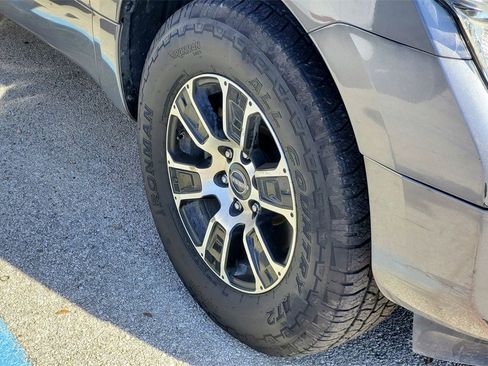 Used 2023 Nissan Titan SV image 4