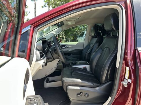 Used 2022 Chrysler Pacifica Touring-L AWD/4WD image 19