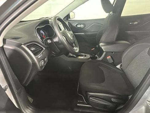 Used 2020 Jeep Cherokee Latitude FWD image 11
