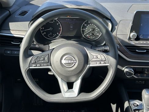 Used 2025 Nissan Altima 2.5 SV image 34