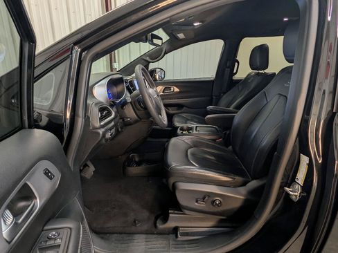 Used 2022 Chrysler Pacifica Touring-L w/ S Appearance Package FWD image 19