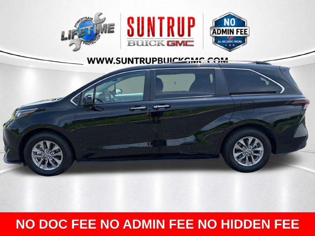 Used 2025 Toyota Sienna XLE FWD image 2