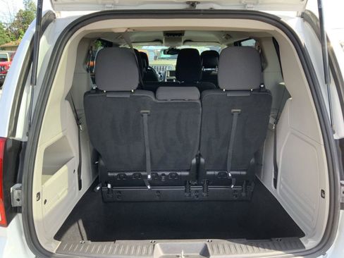 Used 2019 Dodge Grand Caravan SE w/ UConnect Hands-Free Group FWD image 9