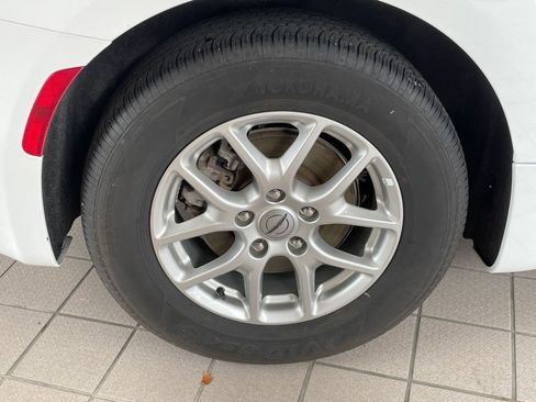 Used 2024 Chrysler Pacifica Touring-L image 33