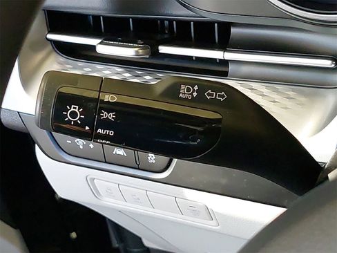 Used 2024 Kia Carnival LX image 21