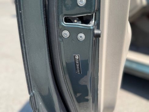 Used 2006 Toyota Camry XLE w/ VSC & Side Airbag Pkg FWD image 28