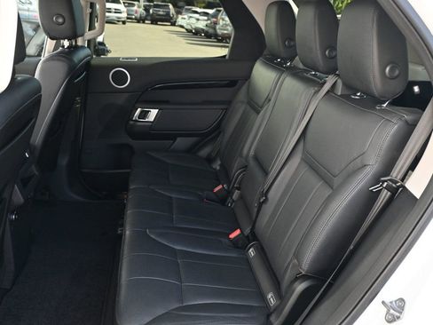 Used 2018 Land Rover Discovery SE image 17