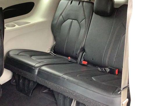 Used 2020 Chrysler Pacifica Touring-L image 14