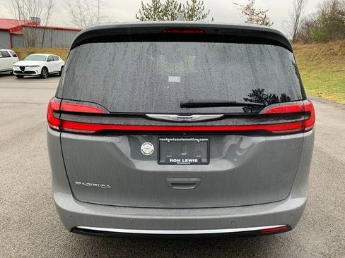 Used 2021 Chrysler Pacifica Touring image 4