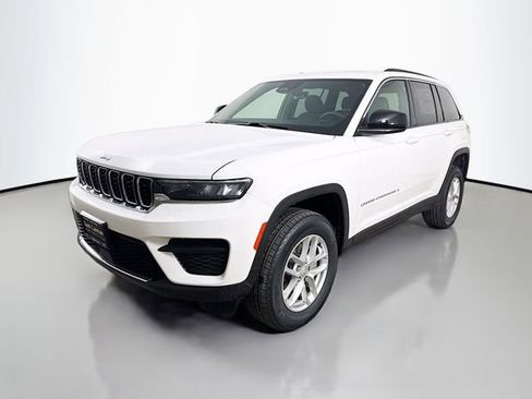 New 2025 Jeep Grand Cherokee Laredo image 3