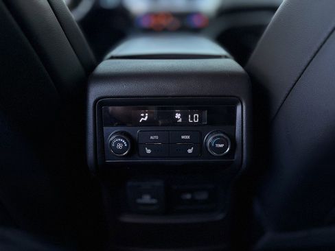 Used 2022 GMC Acadia SLT w/ Elevation Edition image 27