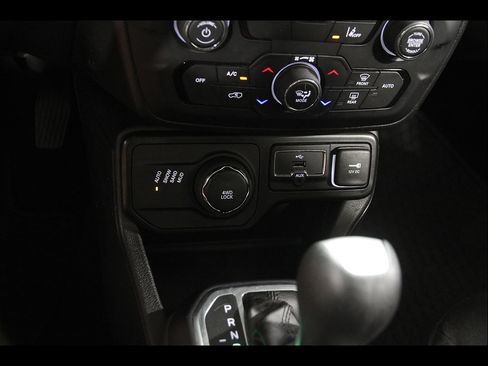 Used 2023 Jeep Renegade Latitude AWD/4WD image 15