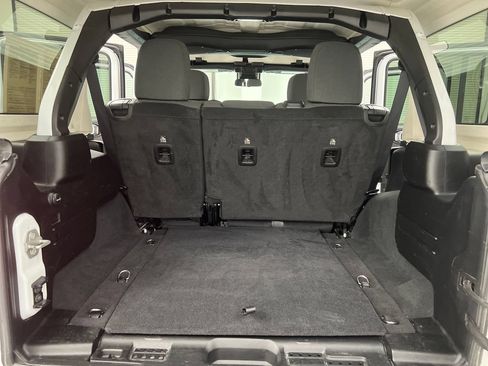 Used 2024 Jeep Wrangler Unlimited Rubicon AWD/4WD image 35