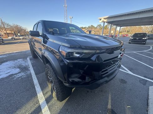 Used 2024 Chevrolet Colorado ZR2 w/ ZR2 Convenience Package III image 3