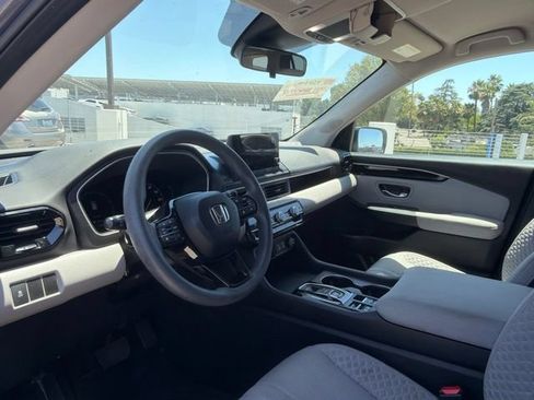 Used 2023 Honda Pilot LX image 3