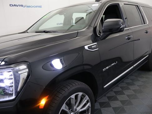 Used 2022 GMC Yukon XL Denali w/ Denali Premium Package AWD/4WD image 13