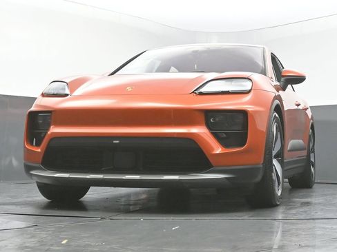 Used 2024 Porsche Macan 4 Electric image 41