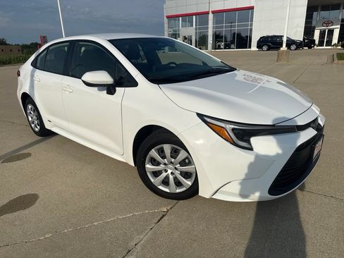 Used 2024 Toyota Corolla LE AWD/4WD image 2