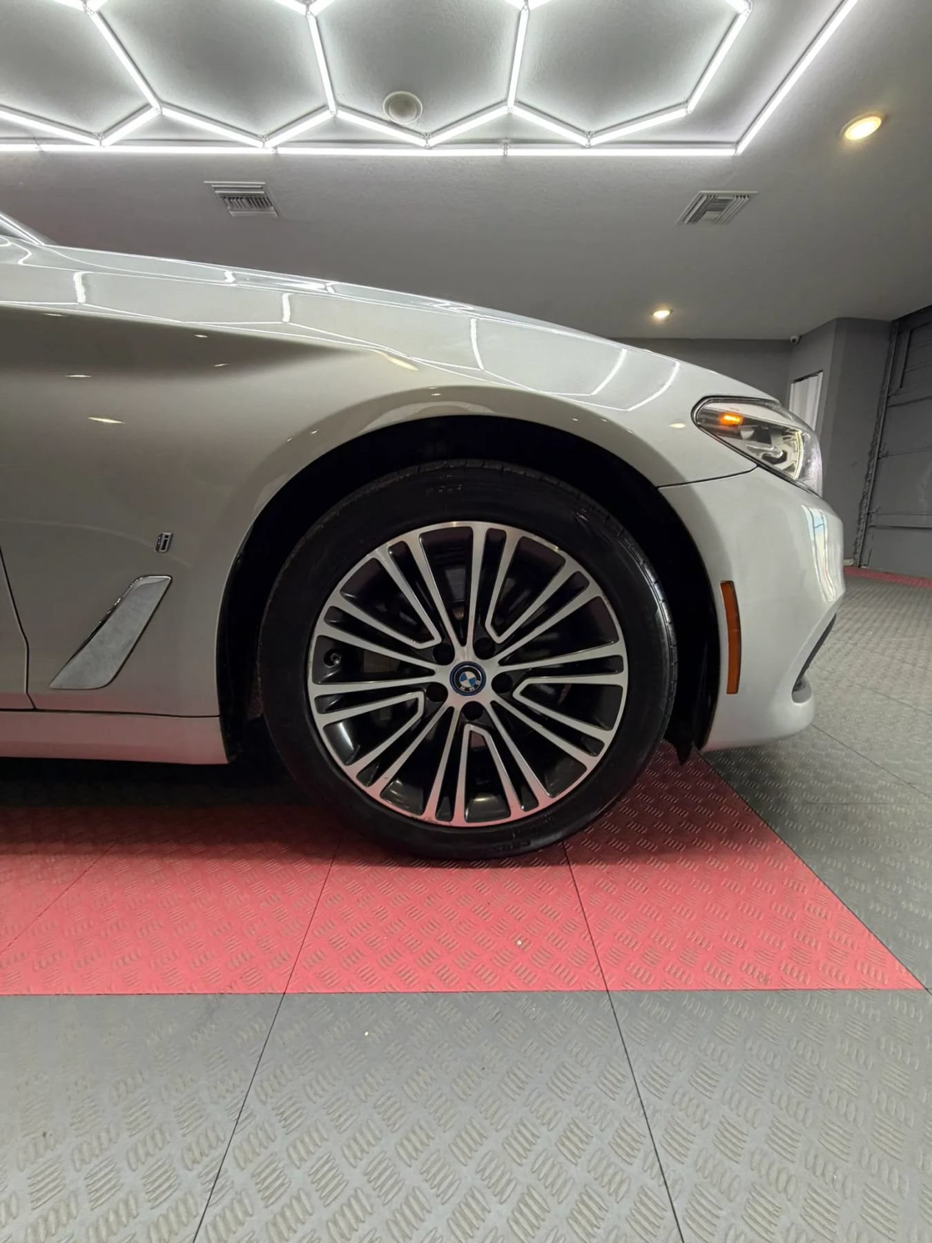 Used 2018 BMW 530e w/ Premium Package 2 RWD image 39