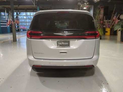 Used 2024 Chrysler Pacifica Touring-L image 9
