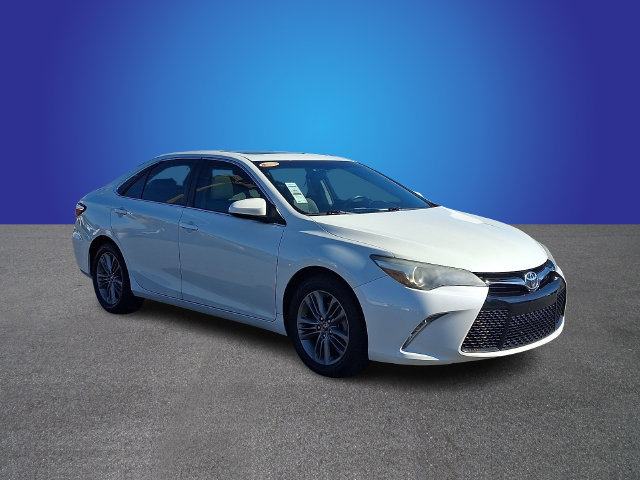 Used 2015 Toyota Camry SE w/ Moonroof Package FWD image 3